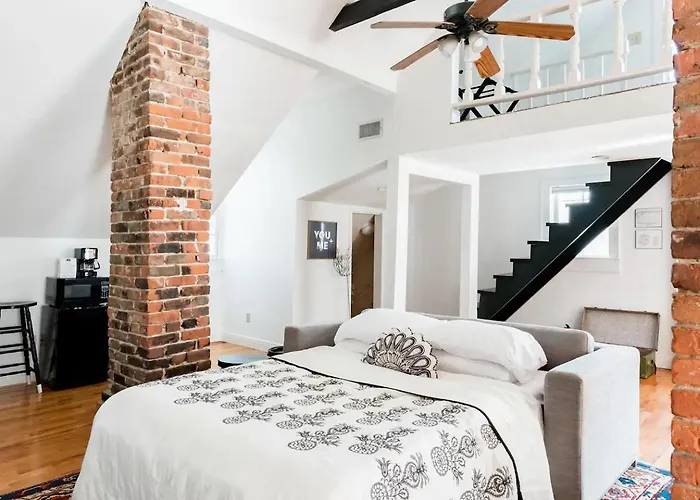 Chic Spot Near The Lower French Quarter