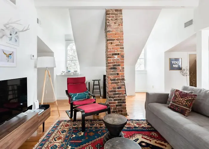Chic Spot Near The Lower French Quarter